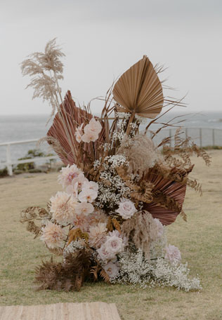 Экзотика на свадьбе: сухие пальмовые листья в декоре, инсталляции и указатели 