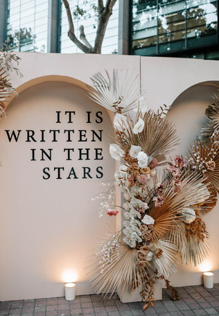 Экзотика на свадьбе: сухие пальмовые листья в декоре, инсталляции и указатели 