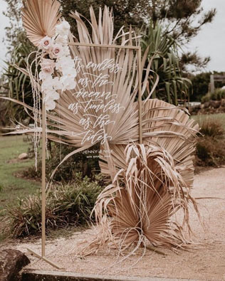 Экзотика на свадьбе: сухие пальмовые листья в декоре, инсталляции и указатели 