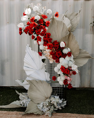 Экзотика на свадьбе: сухие пальмовые листья в декоре, инсталляции и указатели 