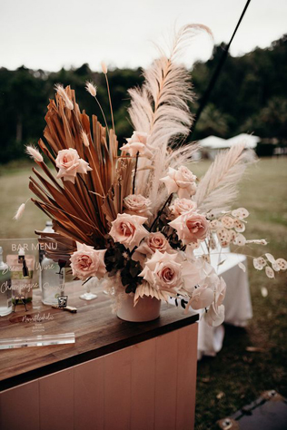 Экзотика на свадьбе: сухие пальмовые листья в декоре, декор столов 