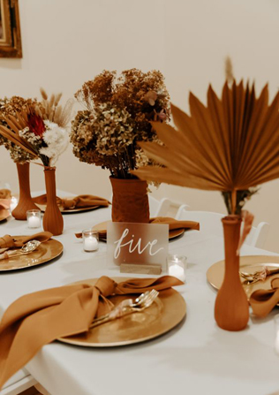 Экзотика на свадьбе: сухие пальмовые листья в декоре, декор столов 