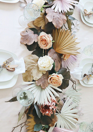Экзотика на свадьбе: сухие пальмовые листья в декоре, декор столов 