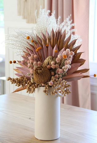 Экзотика на свадьбе: сухие пальмовые листья в декоре, декор столов 