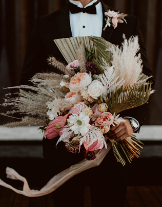 Экзотика на свадьбе: сухие пальмовые листья в декоре, букет невесты 