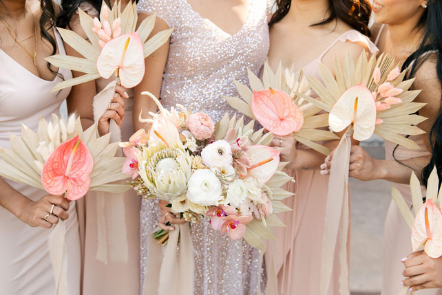 Экзотика на свадьбе: сухие пальмовые листья в декоре, букет невесты 
