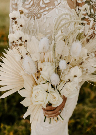 Экзотика на свадьбе: сухие пальмовые листья в декоре, букет невесты 