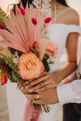 Экзотика на свадьбе: сухие пальмовые листья в декоре, букет невесты 