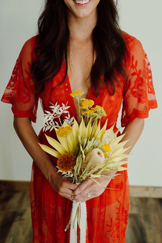 Экзотика на свадьбе: сухие пальмовые листья в декоре, букет невесты 