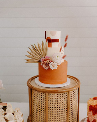 Экзотика на свадьбе: сухие пальмовые листья в декоре, торт 