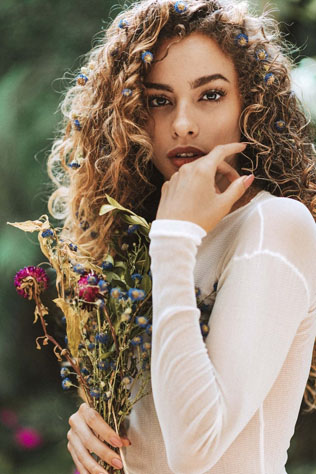 свадебные прически 2022, невеста с кудрями в стиле афро 