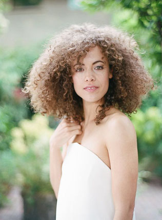 свадебные прически 2022, невеста с кудрями в стиле афро 