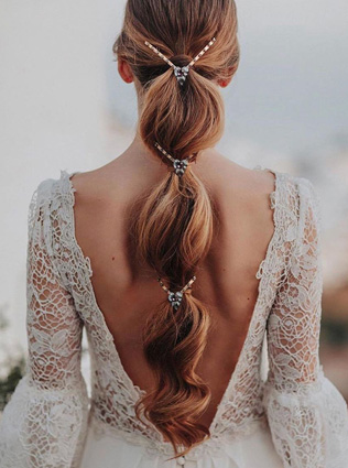 свадебные прически 2022, фигурный конский хвост 