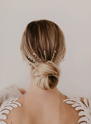 свадебные прически 2022, свадебный пучок 