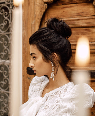 свадебные прически 2022, свадебный пучок 