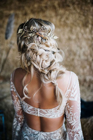 свадебные прически 2022, прическа с косами 