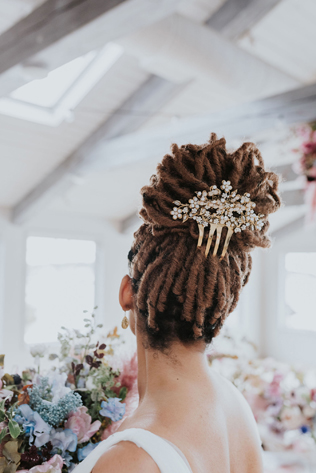 свадебные прически 2022, невеста с дредами 