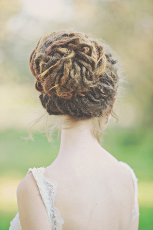 свадебные прически 2022, невеста с дредами 