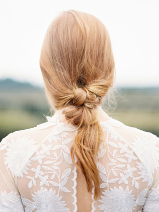 свадебные прически 2022, небрежность в прическе 