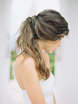 свадебные прически 2022, небрежность в прическе