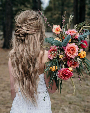 свадебные прически 2022, небрежность в прическе