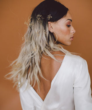 свадебные прически 2022, сухоцветы в причёске 