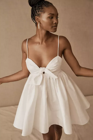 Старый тренд снова в моде: короткие свадебные платья 2022