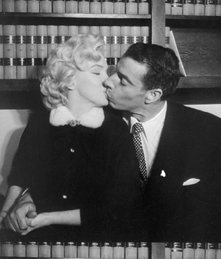 Образ на века: три свадебных платья Мэрилин Монро 