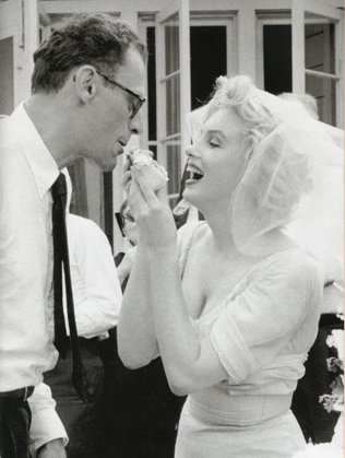 Образ на века: три свадебных платья Мэрилин Монро 