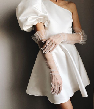 Современный лук для современной невесты: как сочетать перчатки со свадебным платьем в 2022 году 