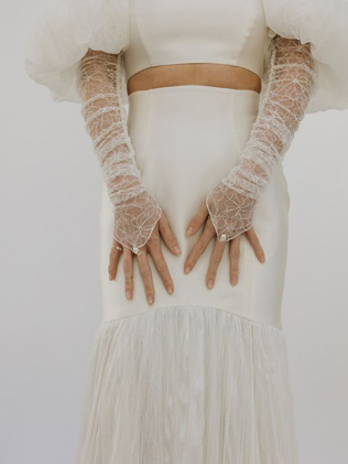 Современный лук для современной невесты: как сочетать перчатки со свадебным платьем в 2022 году 