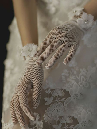 Современный лук для современной невесты: как сочетать перчатки со свадебным платьем в 2022 году 