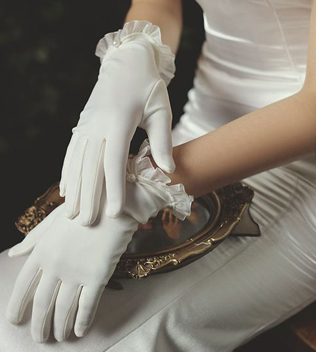 Современный лук для современной невесты: как сочетать перчатки со свадебным платьем в 2022 году 