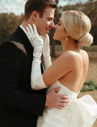 Современный лук для современной невесты: как сочетать перчатки со свадебным платьем в 2022 году 