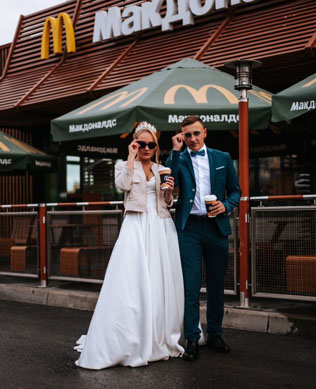 Главный свадебный аксессуар на весну-лето 2022: солнечные очки 