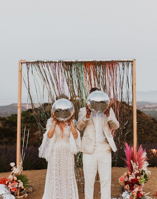 зимняя свадьба, декор зимней свадьбы зеркальными шарами