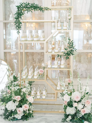 Как оформить стену из шампанского на свадьбе - плюс 20 идей, которые гарантированно впечатлят гостей