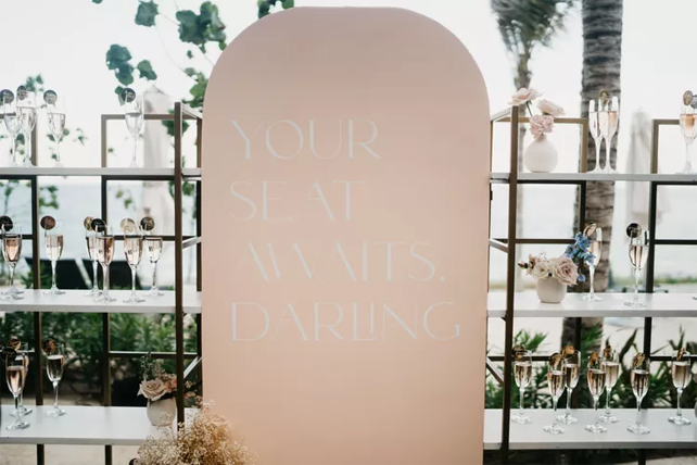 Как оформить стену из шампанского на свадьбе - плюс 20 идей, которые гарантированно впечатлят гостей