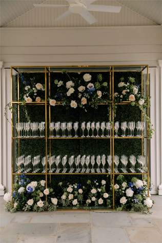 Как оформить стену из шампанского на свадьбе - плюс 20 идей, которые гарантированно впечатлят гостей