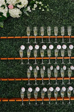 Как оформить стену из шампанского на свадьбе - плюс 20 идей, которые гарантированно впечатлят гостей