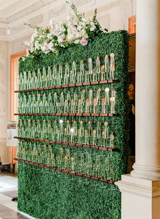 Как оформить стену из шампанского на свадьбе - плюс 20 идей, которые гарантированно впечатлят гостей