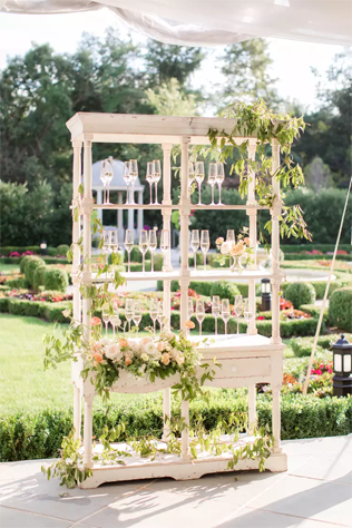 Как оформить стену из шампанского на свадьбе - плюс 20 идей, которые гарантированно впечатлят гостей