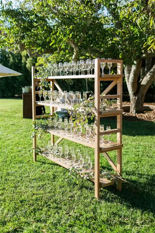 Как оформить стену из шампанского на свадьбе - плюс 20 идей, которые гарантированно впечатлят гостей