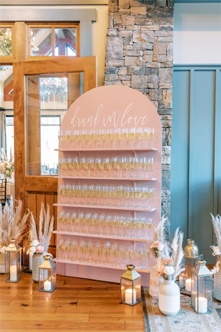 Как оформить стену из шампанского на свадьбе - плюс 20 идей, которые гарантированно впечатлят гостей