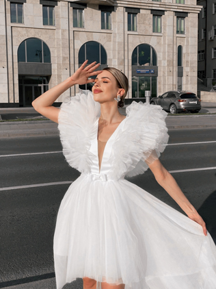 Главный тренд сезона 2023: свадебные платья с объемным верхом 