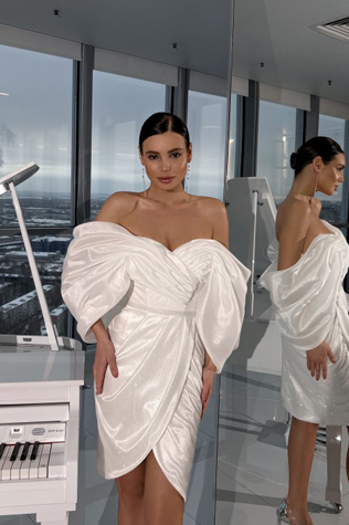 Главный тренд сезона 2023: свадебные платья с объемным верхом 