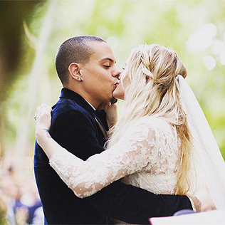 Эшли Симпсон в платье Houghton Bridal