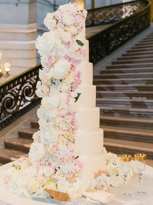 Тренды на свадебные торты в 2023 году 