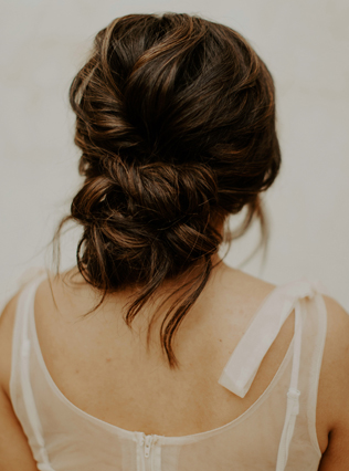 Свадебные прически на длинные волосы: тренды 2023 