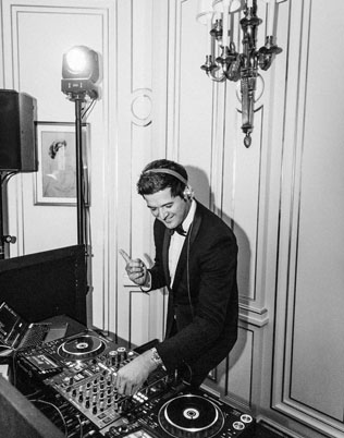 Великий спор: нанять на свадьбу музыкальную группу или диджея? 